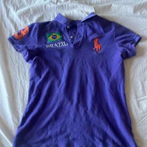 Chief keef polo - En chief keef poli i storlek s, der står att den är för folk i 160 cm längd men skulle mer säga som 160-170. Den passar lite mer kvinnligt men är kille själc och tycker den ändå inte passar för dåligt på mig, pris kan alltid diskuteras