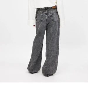 Skit snygga jeans från NAKD (knappt använda)  - Säljer för de är för stora! Jättefina och super bra skick. Använt mindre än 5gånger. Höftmått 98cm  Midjemått 74cm  Innebenslängd 83cm Ordinariepris 599kr, säljer för 250kr!   Vill man ha bild när jag har på mig byxorna, får man be om det i chatten🥰