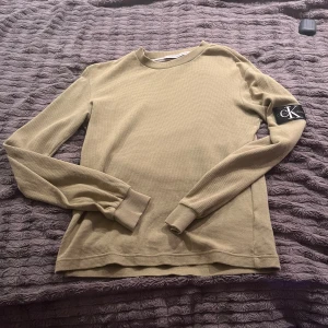 Calvin kline tröja  - Tjena! Säljer nu min Calvin Kline tröja eftersom jag rensar. Tröjan är i 9/10 skick (använd ett fåtal gånger) Nypris 600. Mitt pris 200kr.