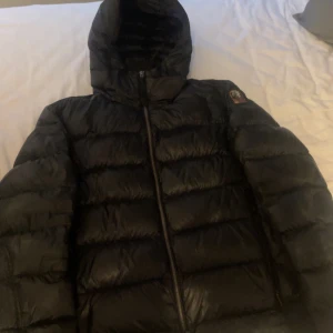 Prajumper vinter jacka - L passar M Parajumper jacka. Typ helt ny den har ett pytte litet hål utvändigt på fickan och sen gickan innuti är sönder. Sen annars inga problem som ny.