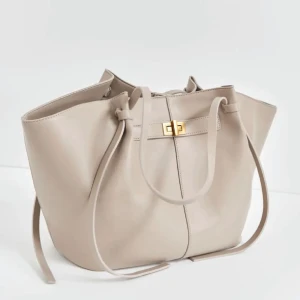 Väska  - Säljer min Gina väska är helt ny! Säljer för 499kr🥰