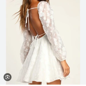 Klänning - Jättefin studentklänning/ klänning. Endast använd en gång, jättebra skick, inga defekter. Orginalpris är cirka 1000kr har jag för mig. Hör av er vid frågor 🤍🤍 pris kan diskuteras 