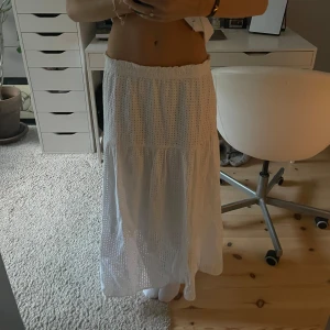 Långkjol - As snygg lång kjol från Lindex. Den är i storlek L originalt men insydd i midjan så den ska passa en Xs/S. Inget som syns😊