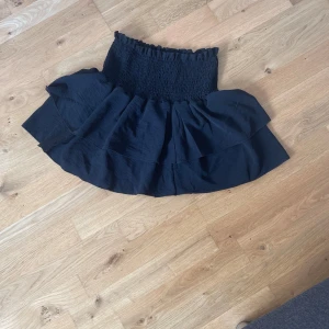  Svart Kjol  - En svart fin kjol från Shine 