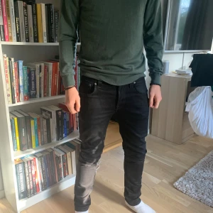 Nudie jeans - Säljer nu dessa stilrena nudie jeans i modellen ”grim tim”. Färgen kan man säga är mattsvart◾️. Storleken är W31L32. Nypris 1600kr, mitt pris 549kr🤩 Priset är häller inte hugget i sten.