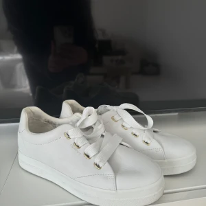 Gant avona - Nyskick, använda 3 gånger. Säljer då de är för tighta🥰