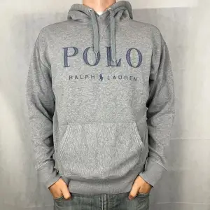 Hoodie från Ralph lauren i toppskick! Modellen på bilden är 185 och bär storlek S