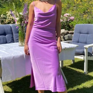 Lila klänning i satin från Gina Tricot - Fin festlig lila klänning från Gina Tricot i satin. Använd men i bra skick. 