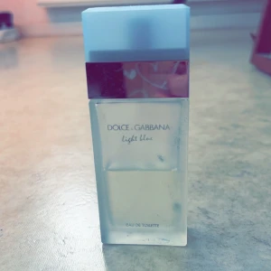 Dolce Gabbana Light blue parfym  - Dolce Gabbana Light blue parfym i 50ml. Halva kvar. Kostar 500, säljer för 100kr