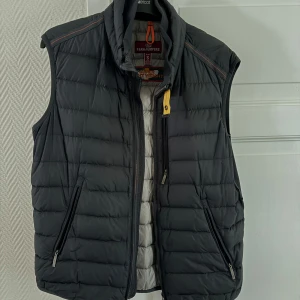 Parajumper väst - Mycket fräsch parajumper väst i väldigt bra skick. Pris kan diskuteras vid snabb affär.