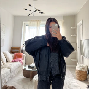 Vintage skinnjacka  - Bomberjacka i skinn köpt på humana, hittar ingen storlek men skulle säga att den är som en s