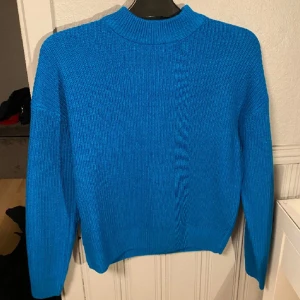 Blå stickad tröja  - Aldrig använd 