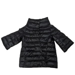 Trekvarts jacka - Intresseanmälan på denna trekvartsarmade jackan från guess💕 tryck ej på köp nu, buda gärna! Köpt för: 1600