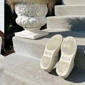 Lanvin  - Säljer ett par Lanvin sneakers i ljusgrått. Storlek 41, passar även 42.  bra skick, sparsamt använda. Pris diskuteras men byter även gärna 