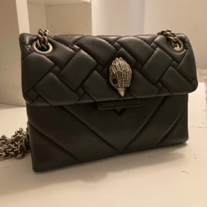 Kurt geiger väska  - Säljer denna fina Kurt gieger väska. Köpte på Plick men originalpris är runt 3000kr. Väskan har inga tecken på användning.  Pris går att diskutera 💞