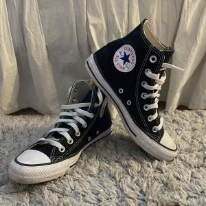 Converse i storlek 37, inga tecken på att de är sönder eller slitna, bara små fläckar på dem vita partierna av skorna och skosnörena är inte helt vita längre