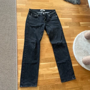 Snygga svarta jeans - Jeans från junkyard. Mycket bra skick och snygg passform!