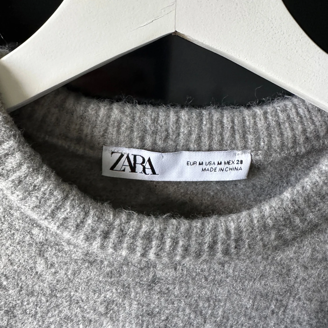 Grå stickad t-shirt - 90