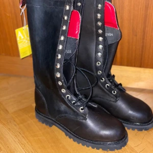 Svarta kängor Nya med lapp kvar - Svarta höga kängor med snörning  Äkta läder storlek 37 märke Adam boots Helt nya