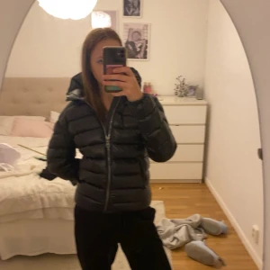 Colmar jacka  - Jag säljer min colmar jacka som är helt oanvänd, säljer pga fel storlek. (Bild 4 är min kompis jacka men exakt samma modell som min) Det är storlek 50 i italiensk storlek men den är S/M. Har endast testat den. 