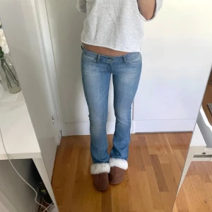 Levis Jeans Lowwaist bootcut, lågmidjade utsvängda - Jätte fina Levis Jeans!💕 midja (rakt över):37 cm, innebrbenslängd:77cm Köpte av en annan tjej på plick men de va tyvärr lite för korta på mig💕