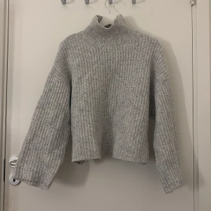 Stickad tröja - En grå stickad tröja i storlek S. Inte stickig!