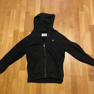 Lyle & scott kofta - Lyle & scott tröja som är för liten för mig nu. Dragkedjan är lite trög längst ner men den går att stänga. Säg till om du vill ha fler bilder och pris kan diskuteras.