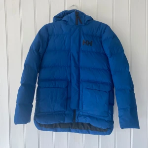 Helly hansen jacka  - Jättefin blå helly hansen jacka💙inga defekter. Storlek 164, passar både kille och tjej. Skulle säga att den sitter som en strl S i dam storlek