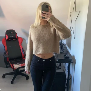 Stickad tröja beige - Beige/ brun stickad tröja som är lite kortare i magen, super fint med ett finare linne under 😍 lång i armarna