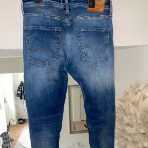 Tjabba säljer dessa Jack & Jones jeans i fint skick. Storlek W30 L30! Hör av dig vid frågor och funderingar! Billigare vid köp av flera av mina artiklar så checka in kontot🤩🙌