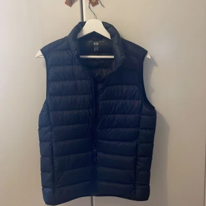 Dunväst, ultra light från uniqlo - Säljer denna feta väst från uniqlo. Mörkblå väst, åt det svartare hållet. Nästan oanvänd, som ny! Inga deffekter. Postar med postnord. Eller möts på södermalm(Stockholm).