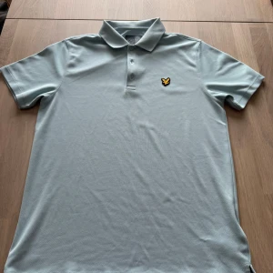 Lyle & Scott piké - Säljer nu min Lyle & Scott piké då jag inte använder den. Färgen som man ser på bilden är turkos men står som blå när man söker. Den är i ny skick 10/10 och har använts typ 3 gånger. Pris kan diskuteras vid snabb affär.