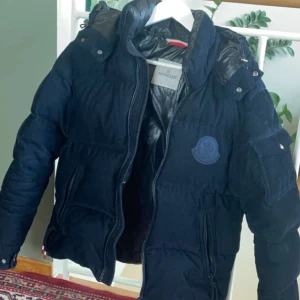 Moncler Manchester jacka - En väldigt sällsynt Moncler jacka köpt på en Moncler event i Amsterdam, jackan är köpt för 15000kr, men kommer ej så mycket till användning längre. Lite små små slitningar men inga större besvär. Jackan är i storlek 2 (s) ✌🏻☺️