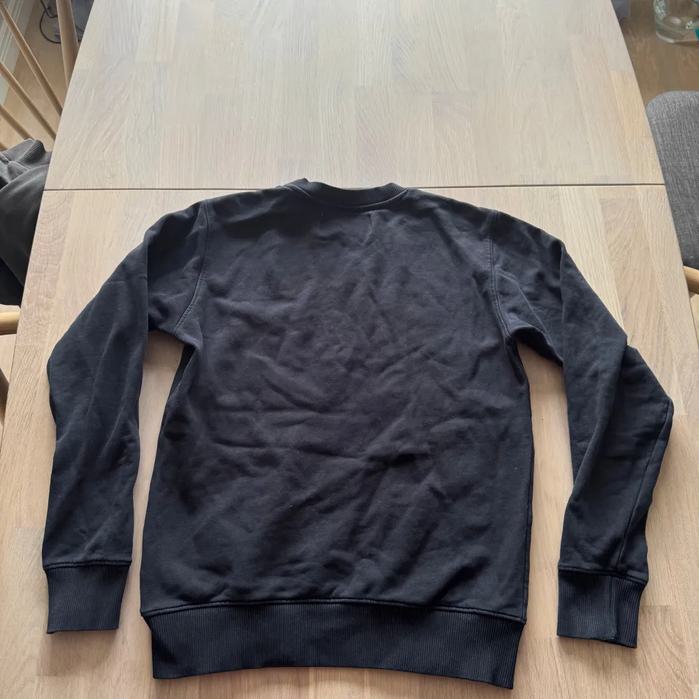 Hej. Säljer nu en Calvin Klein crew neck i storlek XS då jag inte passar i den längre. Skicket är 8/10. Pris kan diskuteras vid snabb affär.. Hupparit & Collegepaidat.