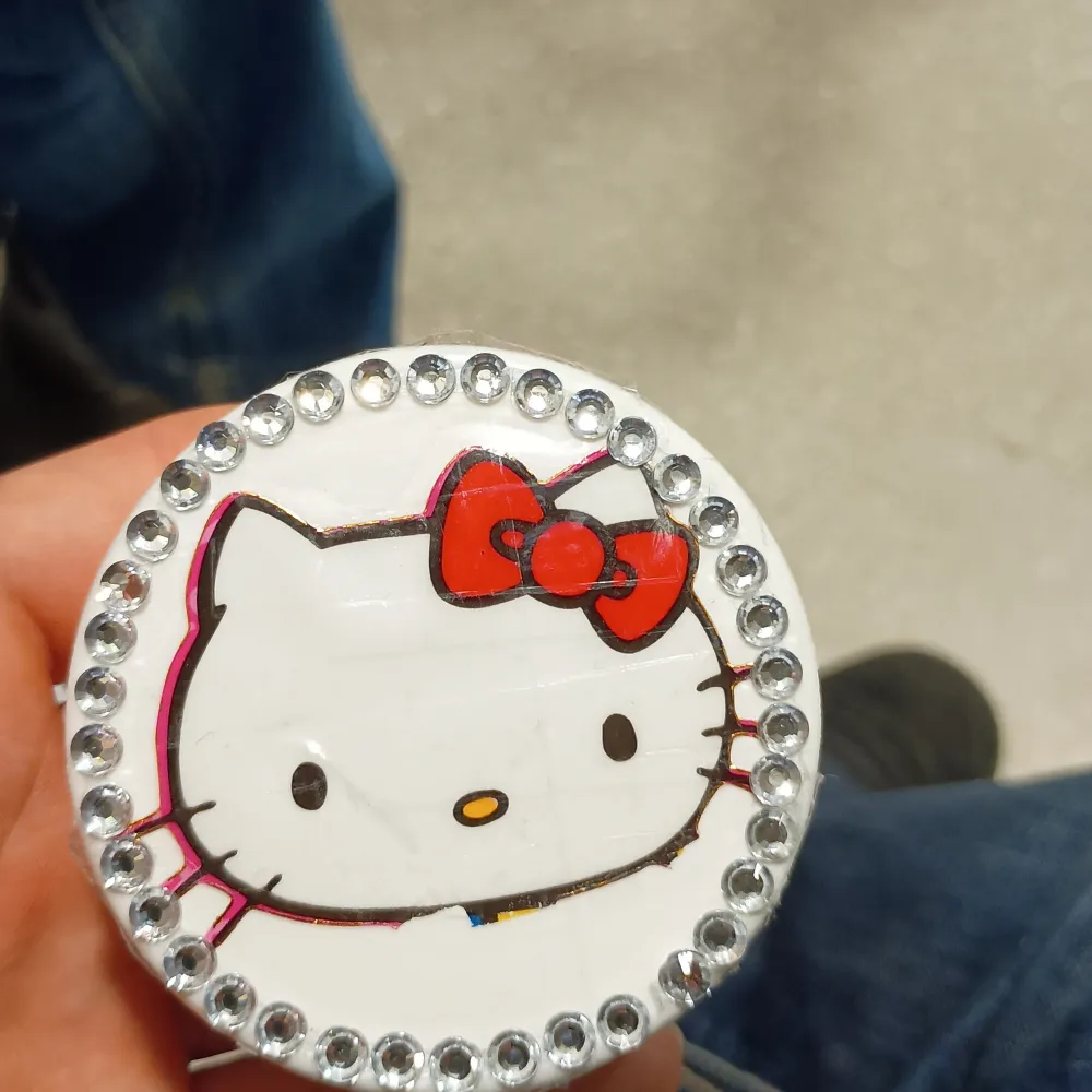 KLICKA EJ KÖP NU Riktigt fet hello kitty dosa, kan byta mot ngt oxå. Övrigt.