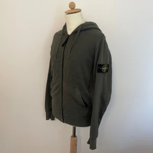 Stone Island Hoodie - Snygg Stone Island zip up hoodie, storlek M.