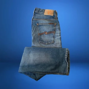 Nudie Jeans - Hej, säljer dessa super snygga nudie jeans (GRIM TIM)👀. Perfekt jeans nu inför hösten🍁. Leverans sker med instabox och PostNord inom 1-2 dagar✅.