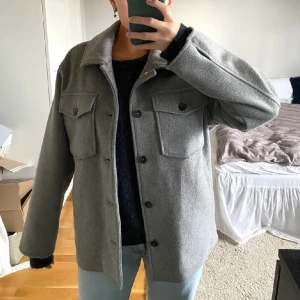 höstkappa - fin kappa som passar perfekt till hösten! i fint skick men säljer pga kommer ej till användning längre.