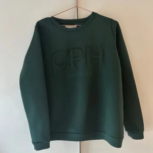 Grön sweatshirt - Sweatshirt från Sofie Schnoor i storlek S. 