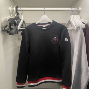 Monclear sweatshirt  - svart ”Moncler limited edition” sweatshirt skick 10/10 storlek M passar S, inga defekter/ skador,  Authentic scan ( som syns i bilderna