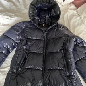 Save The Duck Ultra Light Jacket - Snygg marinblå vinterjacka som är riktigt varm i storlek M. Köpt förra vintern. Säljer den för att den blivit för liten. Nypris ca 3200kr