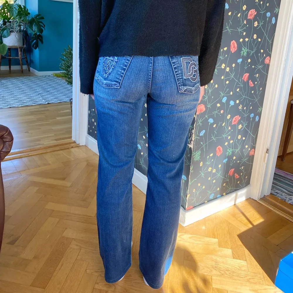 Säljer Riktigt feta D & G Jeans som är i nyskick, inget tecken på slitage   W: 30 - skulle säga att Jeansen passar S/M . Jeans & Byxor.