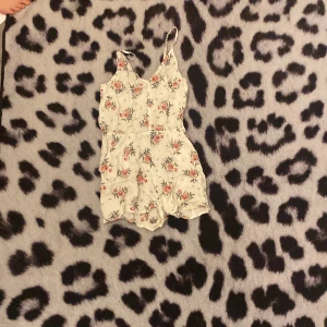 Blom mönstrad byxdress  - En fin Blom mönstrad byxdress, i rent och fint skick, inte trasig, använd ungefär 3 gånger. Priset går att diskutera. 