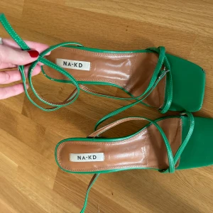 Klackskor - Gröna klackskor i storlek 39 från Nakd. 