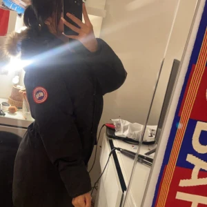 Canada goose trillium  - Canada Goose Trillium i storlek S. Dragkedjan har tyvärr gått sönder som man ser på sista bilden med det går fortfarande att stänga den annars kan man använda sig utav knappar. Kan sänka priset bra vid snabbköp🤍