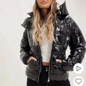 Vinterjacka - Säljer min så fina vinter jacka från Nelly!! Köp förra vintern💓💓 Kom med prisförslag!!