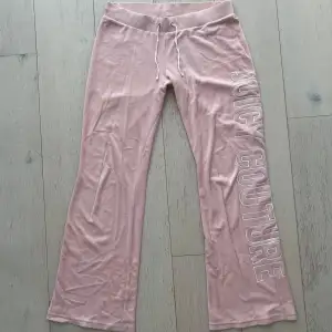 Så otroligt fina Lågmidjade och utsvängda byxor från Juicy Couture i storlek S 🩷 midjemått 37, grenhöjd 20, innerbenslängd 76 och längd 94 🩷 inte perfekt skick men inga defekter som man lägger märke till eller inte kan tvätta bort, därav lägre pris 💛