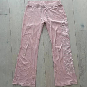 Lågmidjade mjukisbyxor juicy couture - Så otroligt fina Lågmidjade och utsvängda byxor från Juicy Couture i storlek S 🩷 midjemått 37, grenhöjd 20, innerbenslängd 76 och längd 94 🩷 inte perfekt skick men inga defekter som man lägger märke till eller inte kan tvätta bort, därav lägre pris 💛