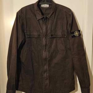 Fin Stone Island overshirt. Storlek XL men sitter mer som Large. Använt den 4 gånger så väldigt fint skick. Skriv om du vill ha mer info och bilder