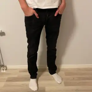 Säljer dessa oerhört snygga och trendiga jeans i storlek 32/34 slim. Nypris: 1000:- Mitt pris 549:- Priset kan eventuellt diskuteras vid snabb affär! Kom med bud! 